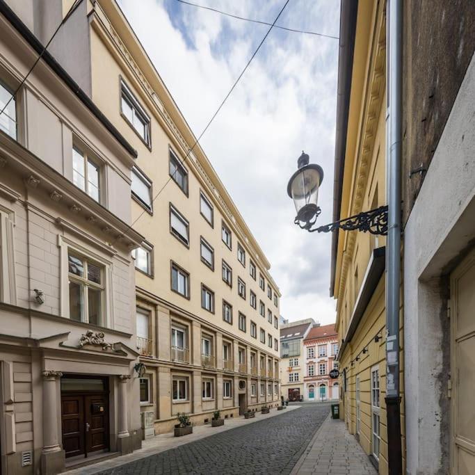 I & I Apart, Garage - Historical Old Town Братислава Экстерьер фото